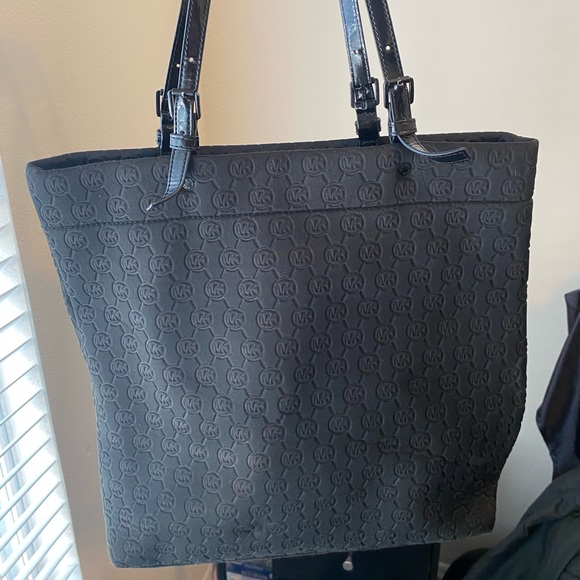 Micheal Kors Tote - Picture 2 of 8